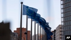 Bendera Uni Eropa di kantor pusat Uni Eropa di Brussels, 16 Oktober 2019. 