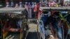 Para pembeli antre untuk berbelanja di sebuah supermarket di tengah wabah virus corona (Covid-19) di Ciamis, Jawa Barat, 20 Mei 2020. (Foto: Antara via Reuters)