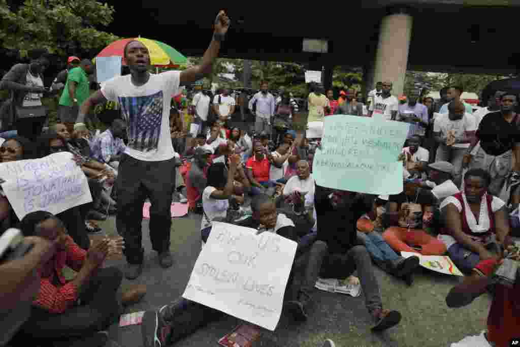 Para demonstran di Lagos, Nigeria meminta pemerintah menyelamatkan lebih dari 200 siswi yang diculik dari sekolah khusus perempuan di Chibok (1/5). (AP/Sunday Alamba)