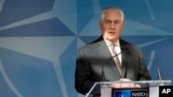 렉스 틸러슨 미국 국무장관이 31일 벨기에 브뤼셀의 북대서양조약기구 NATO 본부에서 기자회견을 하고 있다.