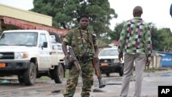 Un militaire burundais armé d'une lance-roquette sur une rue de Bujumbura, Burundi. 8 novembre 2015