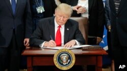 Donald Tramp potpisuje izvršnu uredbu o graničnoj bezbednosti i izgradnji zida duž granice sa Meksikom. 