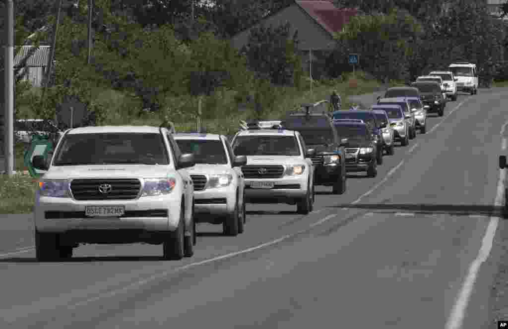 A convoy of international forensic experts, Dutch and Australian policemen and members of the OSCE mission abandoned its attempt to reach the crash site of Malaysia Airlines MH17 for a second day as clashes raged in the town of Shakhtarsk, in the Donetsk region, July 28, 2014.