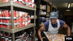 Mike White, 49, mengatur roti yang akan dibagikan kepada yang membutuhkan di Bishop Cosgrove Center, Cleveland. Berbagai badan amal Amerika kewalahan di tengah krisis ekonomi.