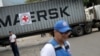Para relawan berdiri dekat truk kontainer makanan berlogo Federasi Masyarakat Palang Merah dan Bulan Sabit Merah Internasional yang tiba membawa bantuan kemanusiaan di Caracas, Venezuela, 31 Juli 2019.
