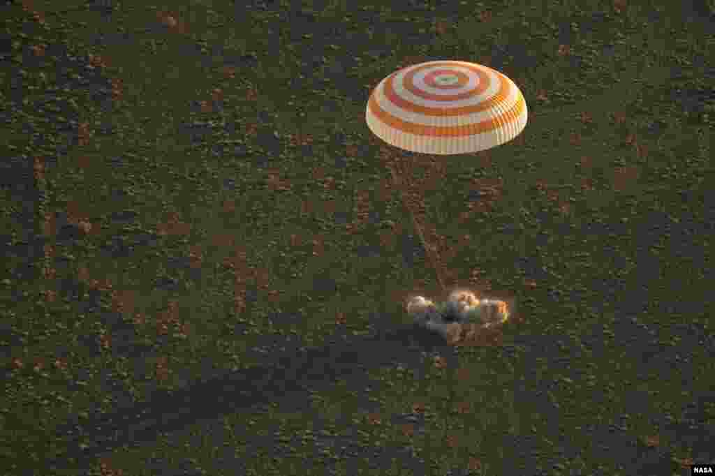 យានអវកាស Soyuz TMA-20M ចុះចតជាមួយនឹងអវកាសយានិកក្នុងដំណើរហោះហើរក្នុងលំហ Expedition 48 លោក Jeff Williams អវកាសយានិករុស្ស៊ីលោក Alexey Ovchinin និងលោក Oleg Skripochka នៃស្ថានីយអវកាសរុស្ស៊ី Roscosmos ជិតក្រុង Zhezkazgan ប្រទេសកាហ្សាស្តង់។ 