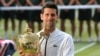 Novak Đoković sa vimbldonskim peharom posle istorijskog meča sa Švajcarcem Rodžerom Federerom (Foto: Reuters/Toby Melville)