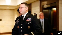 Letkol Alexander Vindman, perwira Angkatan Darat AS yang menjadi staf keamanan nasional Gedung Putih, tiba di Gedung Capitol. Washington, D.C., 29 Oktober 2019. 