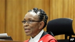Une juge prononçant une sentence dans un tribunal de Pretoria, Afrique du Sud, 21 octobre 2014.