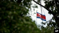 Bendera Korea Utara di Kedutaan Besar Korea Utara di Beijing, 20 April 2017. Kantor berita Korea Selatan mengatakan Korea Utara telah menahan seorang warga AS.
