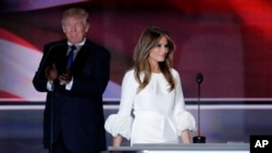 Le candidat républicain Donald Trump applaudit l'entrée en scène de son épouse à la convention de Cleveland, le 18 juillet 2016. (AP Photo/J. Scott Applewhite) 