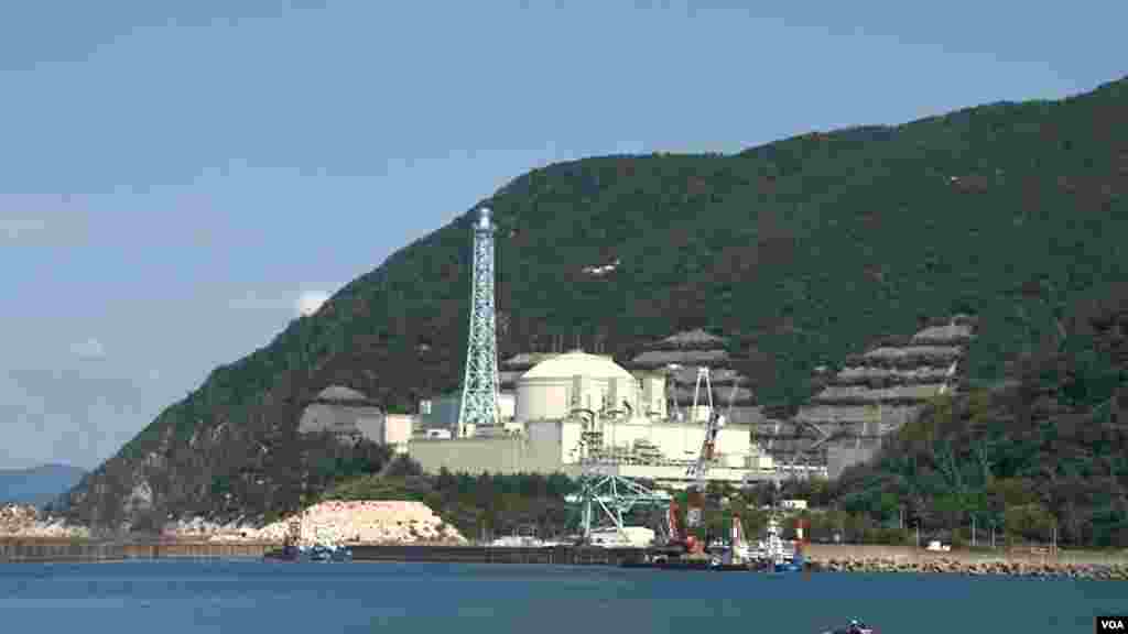 A view of the Monju fast breeder reactor facility in Tsuruga, Fukui Pref., Japan. (Steve Herman/VOA)