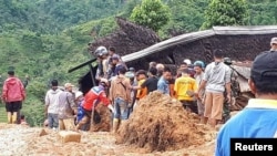 Tim penyelamat berusaha mencari korban tanah longsor di Sukabumi, Jawa Barat, Selasa 1/1 (Foto: SEKOLAH RELAWAN).