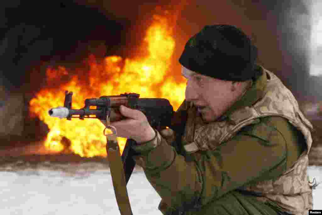 A newly mobilized soldier trains at the 169th weapons training center for Ukrainian ground forces at "Desna" in the Chernihiv region, about 100km north of Kyiv, Ukraine, Feb. 13, 2015.
