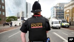 Petugas polisi berpatroli di jalan di daerah London Bridge, London, 5 Juni 2017. (AP Photo/Alastair Grant).