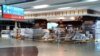 Toko-toko bebas bea Dubai di Bandara Internasional Dubai tutup di tengah merebaknya COVID-19 di Dubai, UEA 27 April 2020. (Foto: REUTERS/Ahmed Jadallah)