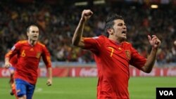 Penyerang andalan tim Spanyol, David Villa (kanan) usai mencetak dalam Piala Dunia di Afrika Selatan (foto: dok).