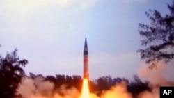 Misil Agni-V India, saat diluncurkan dari pulau Wheeler, wilayah lepas pantai timur India, 19 April 2012 (Foto: dok). India mengumumkan keberhasilan ujicoba ke-4 misil antar-benua Agni-V yang mampu membawa nuklir, dan dapat menjangkau sasaran lebih dari 5 ribu kilometer jauhnya, Senin (26/12).