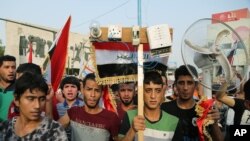 Thousands of Iraqis have braved the scorching summer heat to stage the protest against government corruption in Tahrir Square in Baghdad, Aug. 7, 2015.