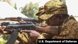 Soldat burkinabè près de Po, au Burkina Faso, le 17 février 2019. 