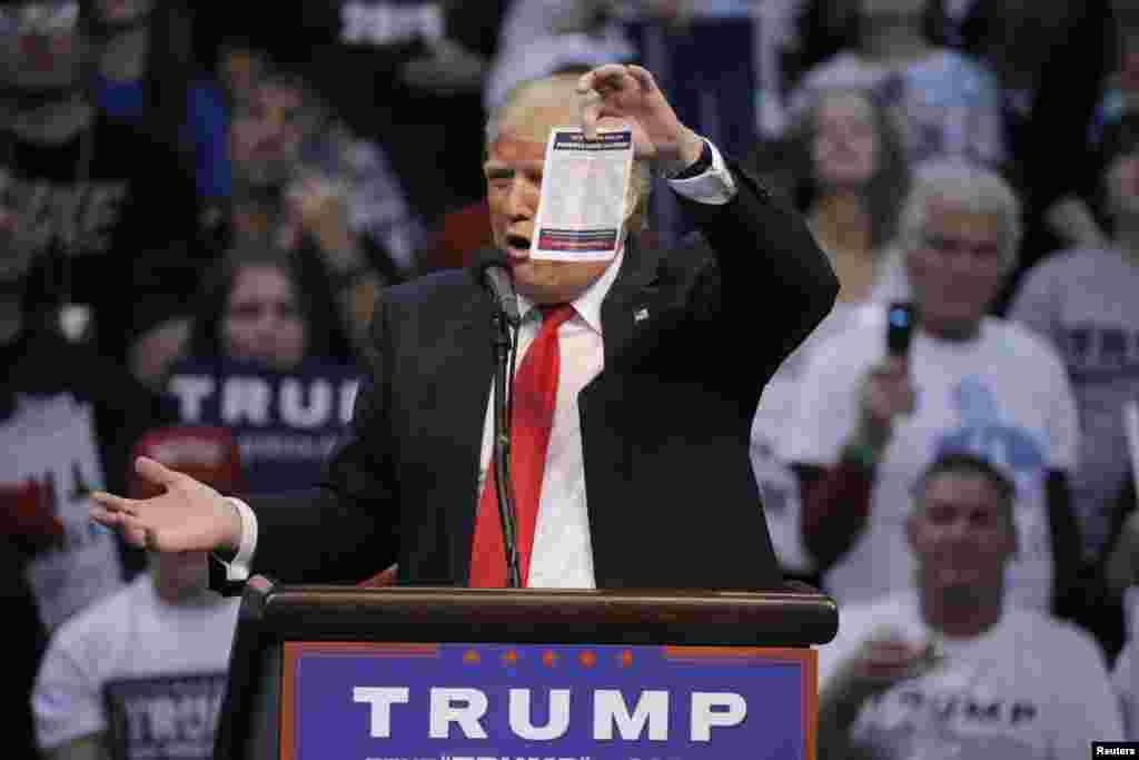 Kandidat calon presiden AS Donald Trump menunjukkan daftar delegasi untuk pemilihan pendahuluan dalam kampanye di Wilkes-Barre, Pennsylvania (25/4). (Reuters/Brendan McDermid)