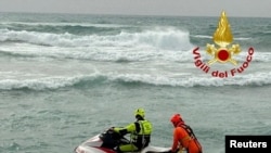 Ajali mbaya ya meli iliyobeba wahamiaji katika ufukwe wa Crotone mashariki Februari 26,2023.(REUTERS)
