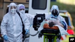 Petugas kesehatan memindahkan pasien Covid-19 ke RS Motol di Praha, Republik Ceko, Jumat, 6 November 2020. (Foto: AP)