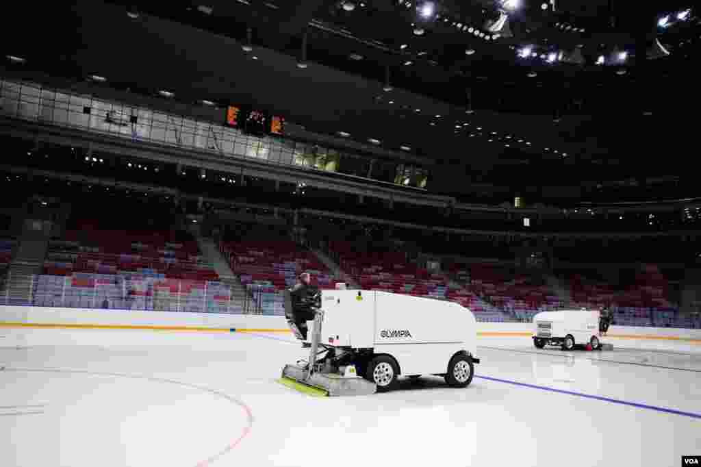 Ice machines smooth the ice prior to a hockey practice inside the Ice Dome, Sochi, Russia, March 15, 2013. (V. Undritz/VOA)
