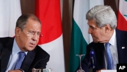Menteri Luar Negeri Rusia Sergei Lavrov (kiri) dan mitranya dari AS John Kerry berbincang dalam pertemuan mengenai Suriah di New York (22/9). (AP/Jason DeCrow)