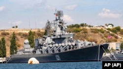 Російський ракетний крейсер «Москва», флагман Чорноморського флоту Росії, у чорноморському порту Севастополь, 11 вересня 2008 року. У квітні 2022 року корабель був потоплений. Міністерство оборони Росії не визнало, що корабель потопила українська ракета.  (Фото AP, файл)