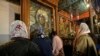 Des pèlerins chrétiens visitent l'Eglise de la Nativité le 24 décembre 2019.