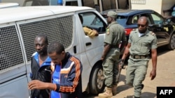 Des hommes arrêtés en lien avec la crise anglophone au Cameroun, devant le tribunal militaire de Yaoundé (Cameroun), le 14 décembre 2018. 