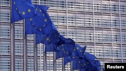 Bendera Uni Eropa berkibar di luar markas Komisi Eropa di Brussels, Belgia, 19 Februari 2020. (Foto: Reuters/Yves Herman)
