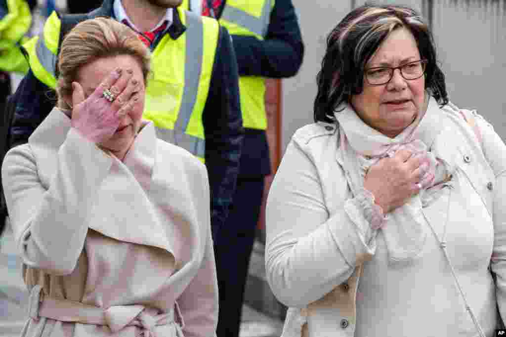Warga bergegas keluar dari bandar udara Brussels, Belgia, setelah ledakan-ledakan mengguncang tempat tersebut (22/3). (AP/Geert Vanden Wijngaert)