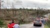 Warga setempat mengamati pembersihan puing-puing di sepanjang jalan pasca tornado di Beauregard, Alabama, AS dalam 3 Maret 2019. (Foto: videograb/Scott Fillmer via Reuters)