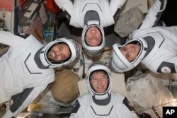 Dalam foto Mei 2023 yang disediakan oleh NASA ini, searah jarum jam dari bawah, astronaut NASA Stephen Bowen, astronaut Uni Emirat Arab Sultan al-Neyadi, astronaut NASA Warren (Woody) Hoburg, dan kosmonaut Roscosmos Andrei Fedyaev berpose dalam balutan pakaian bertekanan tinggi di atas kapal Internasional Stasiun ruang angkasa. Para astronaut kembali ke Bumi setelah enam bulan tinggal di Stasiun Luar Angkasa Internasional. Kapsul SpaceX mereka diterjunkan ke Atlantik Senin pagi, 4 September, di lepas pantai Florida. (NASA melalui AP)