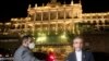 Negotiator urusan Nuklir yang mewakili Iran Ali Bagheri Kani berbicara kepada media di depan Palais Coburg, tempat berlangsungnya pembicaraan mengenai program nuklir Iran, di Wina pada 27 Desember 2021. (Foto: AFP/Alex Halada)