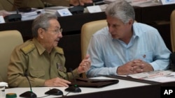 Raul Castro et son successeur probable Miguel Diaz Canel, Assemblée nationale, La Havane, Cuba, le 8 juillet 2016. 