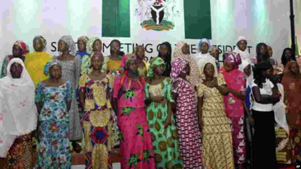 Les lycéennes qui ont échappé à l'enlèvement de l'école secondaire publique Chibok assistent à une réunion avec le président du Nigeria, Goodluck Jonathan, à Abuja, au Nigeria, le mardi 22 Juillet 2014.