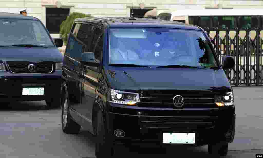 A minivan believed to be carrying disgraced Chinese politician Bo Xilai leaves the Jinan Intermediate People's Court after the end of the fifth day of Bo's trial in Jinan, Shandong province, August 26, 2013. 