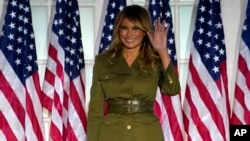 Ibu Negara Melania Trump datang untuk berbicara pada malam kedua Konvensi Nasional Partai Republik dariGedung Putih, Selasa, 25 Agustus 2020, di Washington. (Foto: AP/Evan Vucci)