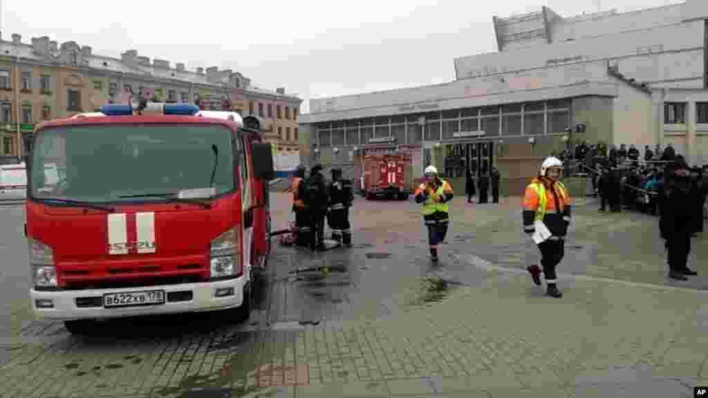 Les services d'urgence travaillent à l'extérieur de la station de métro Sennaya Square à Saint-Pétersbourg, en Russie, le 3 avril 2017.