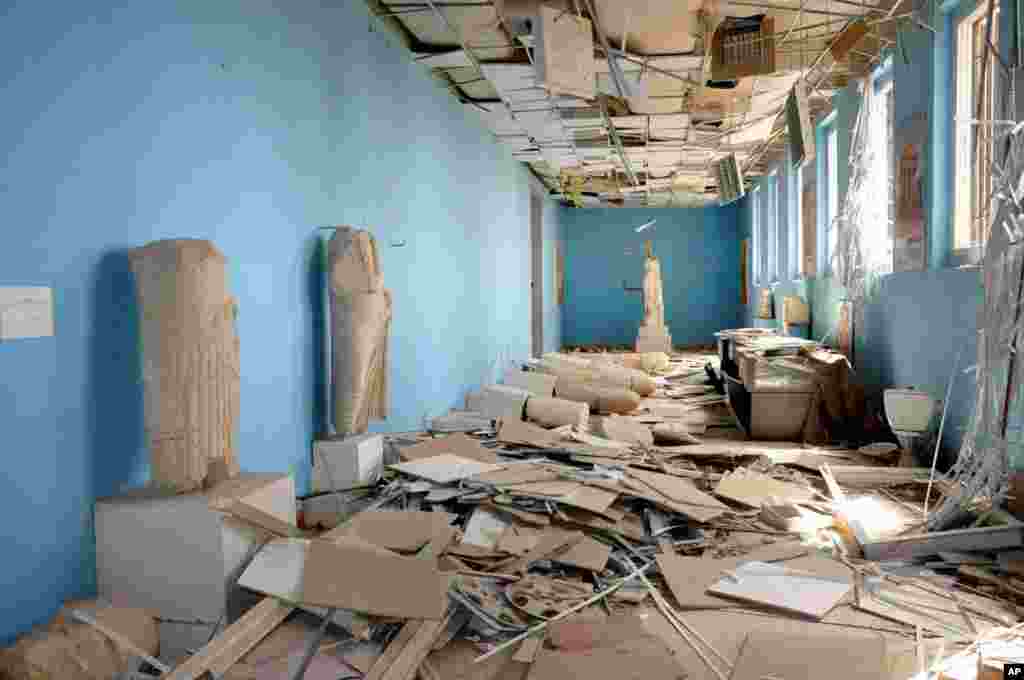 Patung-patung yang hancur di Museum Palmyra yang dirusak ISIS di kota Palmyra, Suriah bagian tengah. 