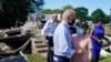 Presiden Joe Biden mengunjungi kerusakan akibat badai Ida di kota Manville, New Jersey hari Selasa (7/9). 