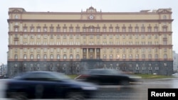 Sejumlah kendaraan meliintas markas Dinas Keamanan Federal (FSB) di Moskow. Rusia, 10 November 2015. (Foto: Sergei Karpukhin/Reuters)