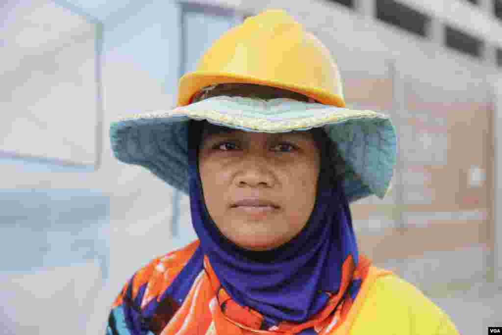 Chan Phaleap, 36 years old is a contruction worker at Diamond Twin Tower at Koh Pich, Phnom Penh, Cambodia. Phaleap, originated from Kampong Cham province, just came back from working in Thailand for two years at contruction site. Even though this job is one hard job for women, she told VOA that men cannot complete it without women. “Women is a great complement to men.” She said. (Tum Malis/VOA Khmer) 