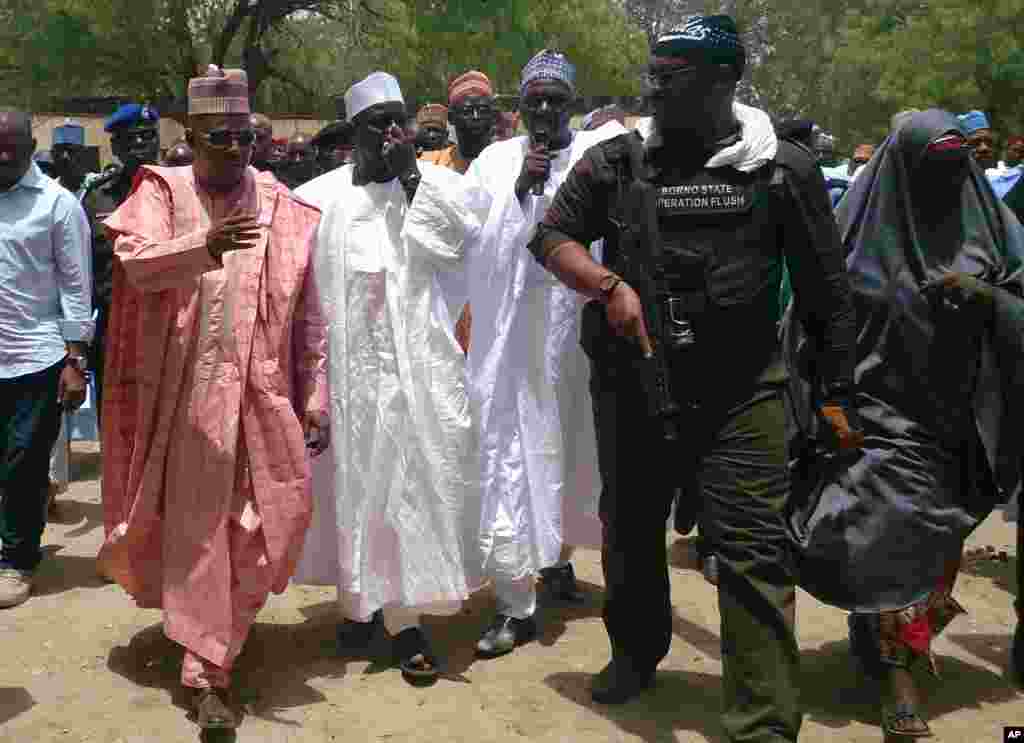 Gubernur negara bagian Borno, Kashim Shettima (kiri), mengunjungi sekolah Chibok tempat penculikan lebih dari 200 siswi oleh pria-pria bersenjata. (AP/ Haruna Umar)