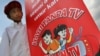 Seorang anak laki-laki memegang poster kampanye "Sehari Tanpa TV" di Jakarta, 20 Juli 2007. KPAI menggelar pertemuan dengan Komisi Penyiaran Indonesia guna membahas tayangan TV ramah anak, Rabu, 2 Juni 2021. (Foto: AFP/Arsip) 