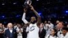 Lebron Džejms sa trofejom namenjenom najkorisnijem igraču Ol-star utakmice u Los Anđelesu, 18. februara 2018. (Foto: AP/Chris Pizzello)