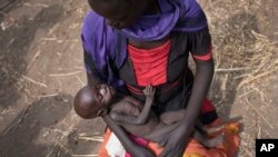 Mama akisuburi msaada wa chakula Sudan kusini kwenye picha ya awali